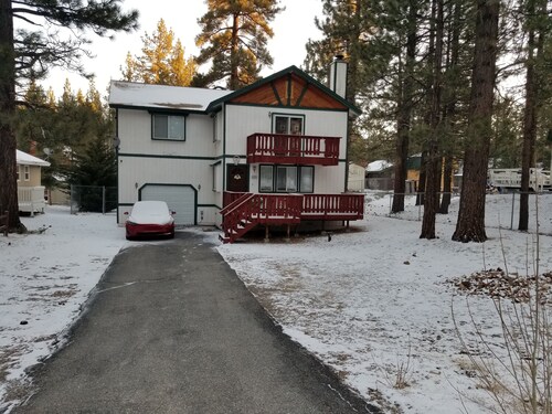 COZY BEAR CABIN Near ski resort and lake and snow play 