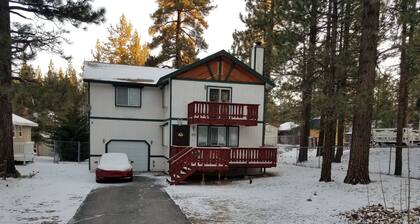 COZY BEAR CABIN Near ski resort and lake and snow play