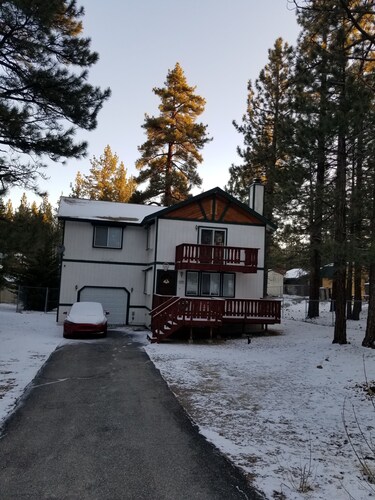 COZY BEAR CABIN Near ski resort and lake and snow play 