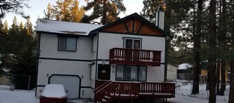 COZY BEAR CABIN Near ski resort and lake and snow play 