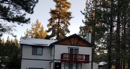 COZY BEAR CABIN Near ski resort and lake and snow play