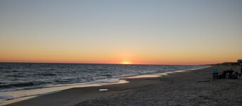 Sandy Paws - A Dog-Friendly Haven with Boat Parking on Oak Island, NC