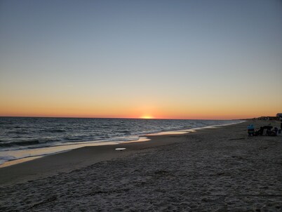 Sandy Paws - A Dog-Friendly Haven with Boat Parking on Oak Island, NC