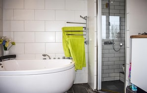 Een bad/douchecombinatie