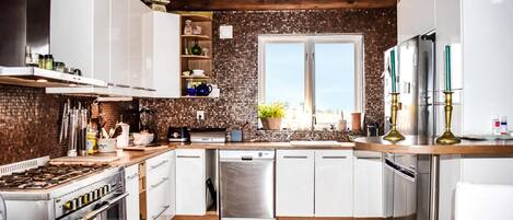 Réfrigérateur, surface de cuisson, lave-vaisselle, cafetiÚre-théiÚre