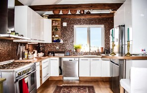 ثلاجة، موقد طهي مسطح، غسالة أطباق، ماكينة لصنع القهوة/الشاي