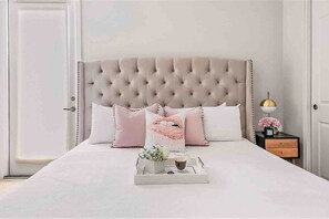 6 bedrooms, desk, iron/ironing board, travel cot