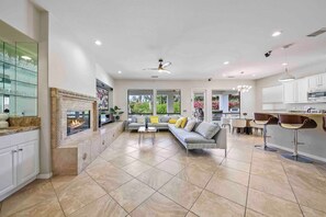 TV, caminetto, tavolo da ping pong