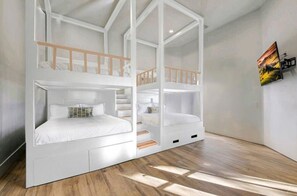 6 عدّة غرف نوم ومكتب ومكواة/لوح كي وسرير سفر