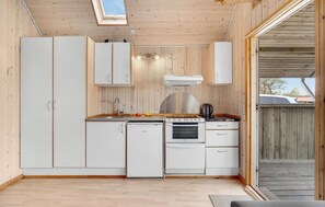 Køleskab, kogeplade, køkkentøj/tallerkener/redskaber