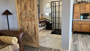 1 Schlafzimmer, Schreibtisch, Bügeleisen/Bügelbrett, Reisekinderbett