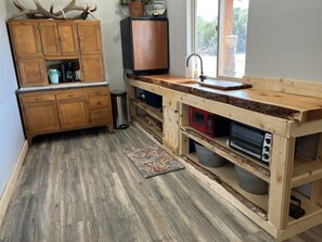 Een koelkast, een microgolfoven, een kookplaat