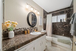 Baignoire, sèche-cheveux, serviettes fournies, savon