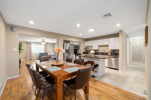 Cozy home w/ pool table-Family getaway