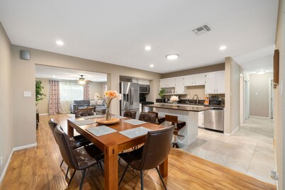 Cozy home w/ pool table-Family getaway