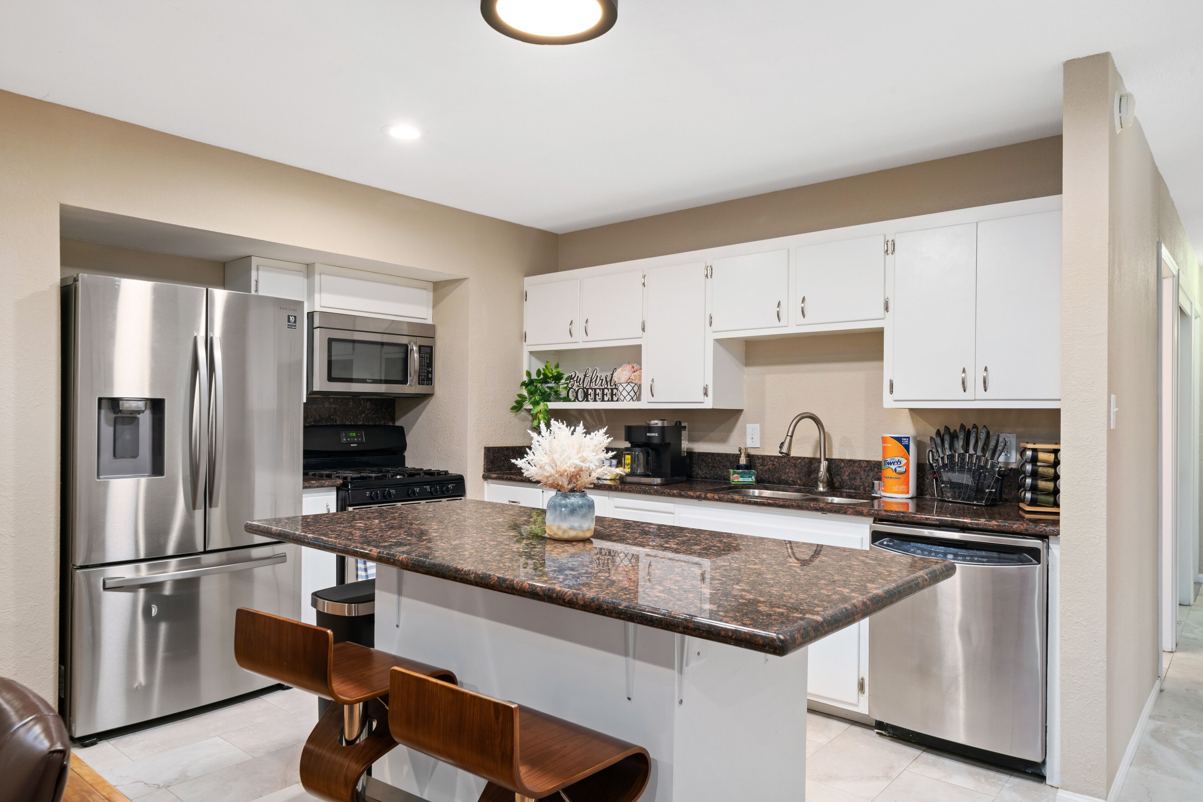 Réfrigérateur, micro-ondes, four, plaque de cuisson