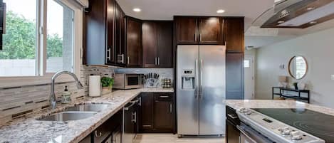 Geladeira, micro-ondas, fogão, cooktop