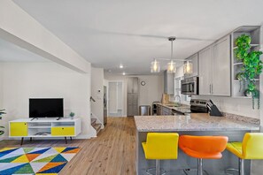 Refrigerador, microondas, horno y parrilla de estufa 