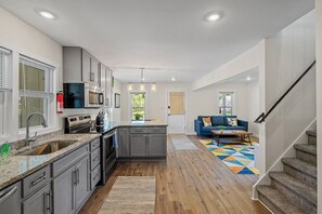 Réfrigérateur, four à micro-ondes, un four, surface de cuisson