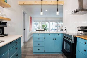 Fridge, microwave, oven, stovetop - Family/pet friendly home, sleeps 6. Hot tub, beach, Promenade, dining, shopping- walkable (Seaside)