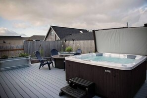 Terrace/patio - Family/pet friendly home, sleeps 6. Hot tub, beach, Promenade, dining, shopping- walkable (Seaside)