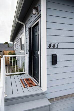 Exterior detail - Family/pet friendly home, sleeps 6.  Hot tub, beach, Promenade, dining, shopping- walkable<br>Vacation Home/Midterm Stay/Corporate Housing (Seaside)