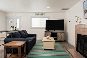 Smart TV - Family/pet friendly home, sleeps 6. Hot tub, beach, Promenade, dining, shopping- walkable (Seaside)