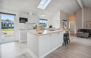 Kjøleskap, kokeplater, oppvaskmaskin og kaffetrakter/tekoker