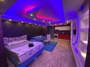 A modern bedroom with a bed, sofa, and kitchenette. - Haznedar Luxury Residence Hotel (Istanbul)