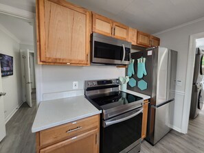 Een koelkast, een magnetron, een oven, een kookplaat