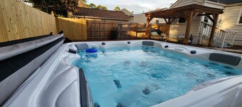 Cozy 3-bedroom cottage - new HOT TUB, dogs OK, fenced yard