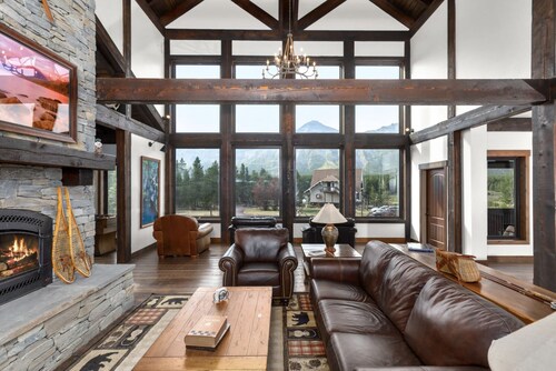 Summit Mountain Lodge and Steakhouse