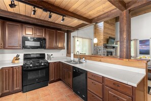 Premium Cabin | Private kitchen | Coffee/tea maker, eco-friendly cleaning products