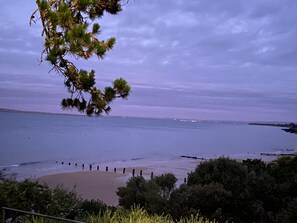 Beach nearby - Bay Views from the balcony (Cowes)