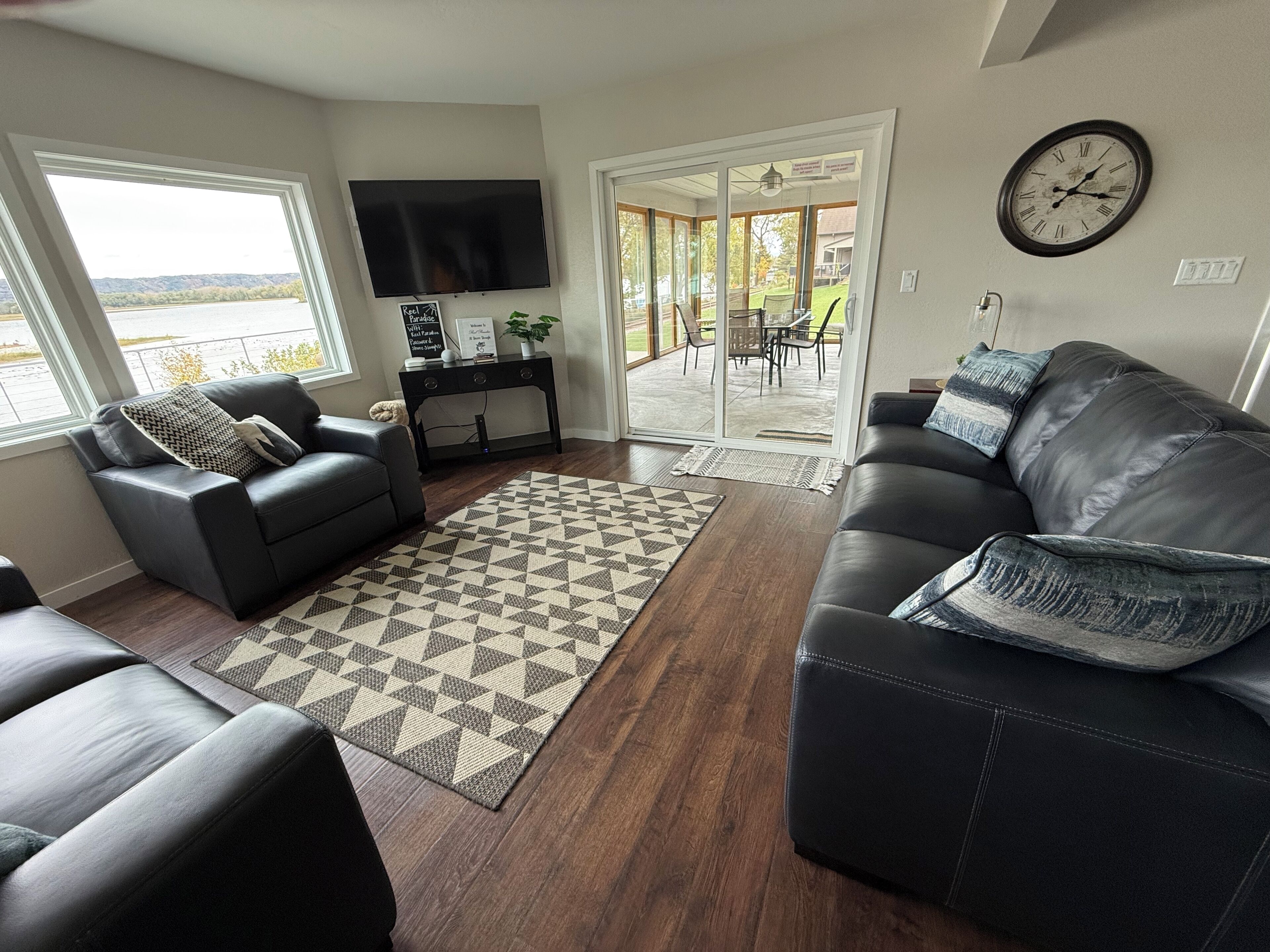 Smart-tv, böcker, ett musikbibliotek och en stereo