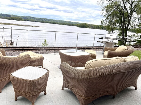 المنطقة المحيطة بالمنشأة