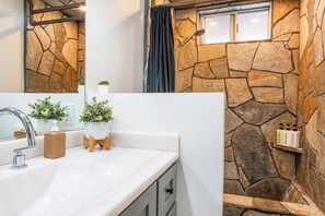 Combined shower/bathtub, hair dryer, towels, soap - Desert Ruby: Stargaze, Spacious, Hot Tub, Fire pit, Fenced, Pet Friendly (Yucca Valley)