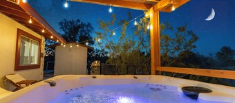 Desert Ruby: Stargaze, Spacious, Hot Tub, Fire pit, Fenced, Pet Friendly