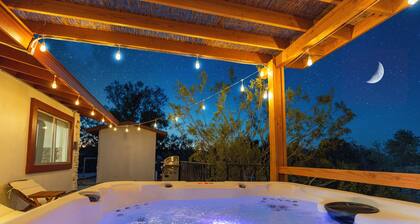 Desert Ruby: Stargaze, Spacious, Hot Tub, Fire pit, Fenced, Pet Friendly