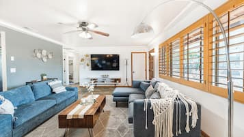 Smart TV, caminetto, tavolo da calcetto