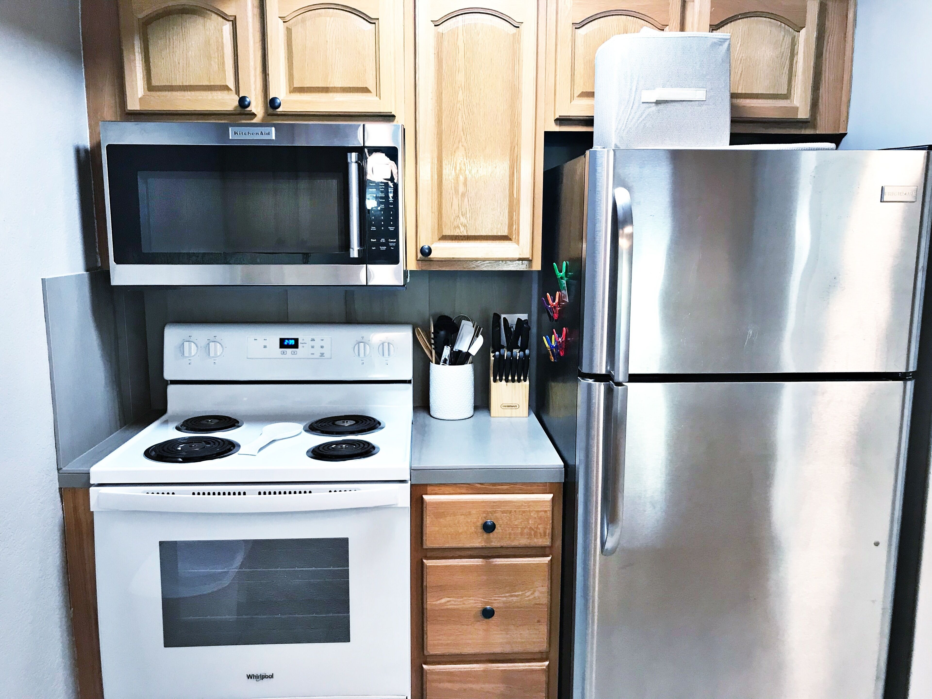 Geladeira, micro-ondas, fogão, cooktop