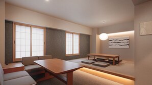 Um interior moderno com uma mesa de jantar de madeira, assentos acolchoados e uma plataforma baixa com escadas.
