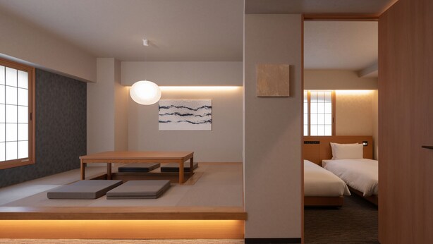 Quarto de hotel moderno com piso de madeira, uma cama, mesa de cabeceira, escrivaninha e uma cadeira. Há uma janela com vista para o exterior.