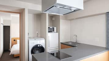 Refrigerador, microondas, placa de cocina, tetera/pava eléctrica