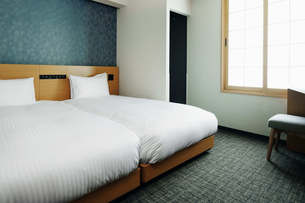 Premium bedding, down duvets, in-room safe