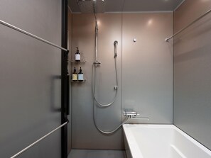 Gabungan pancuran/tab mandi, pengering rambut, bidet, tuala disediakan 