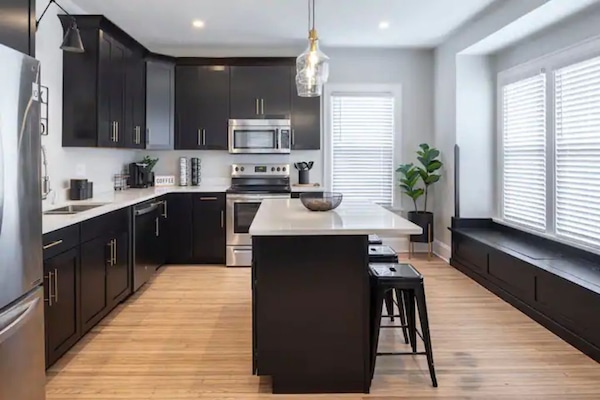 Geladeira, micro-ondas, fogão, lava-louças