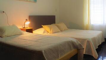 1 camera, una scrivania, ferro/asse da stiro, culla da viaggio