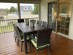 Outdoor dining - Family fun! Beach, Kayaking, yard games, large fenced yard, fire pit. 2 mi beach (Ocean View)