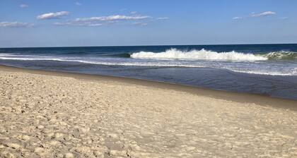 Family fun! Beach, Kayaking, yard games, large fenced yard, fire pit. 2 mi beach